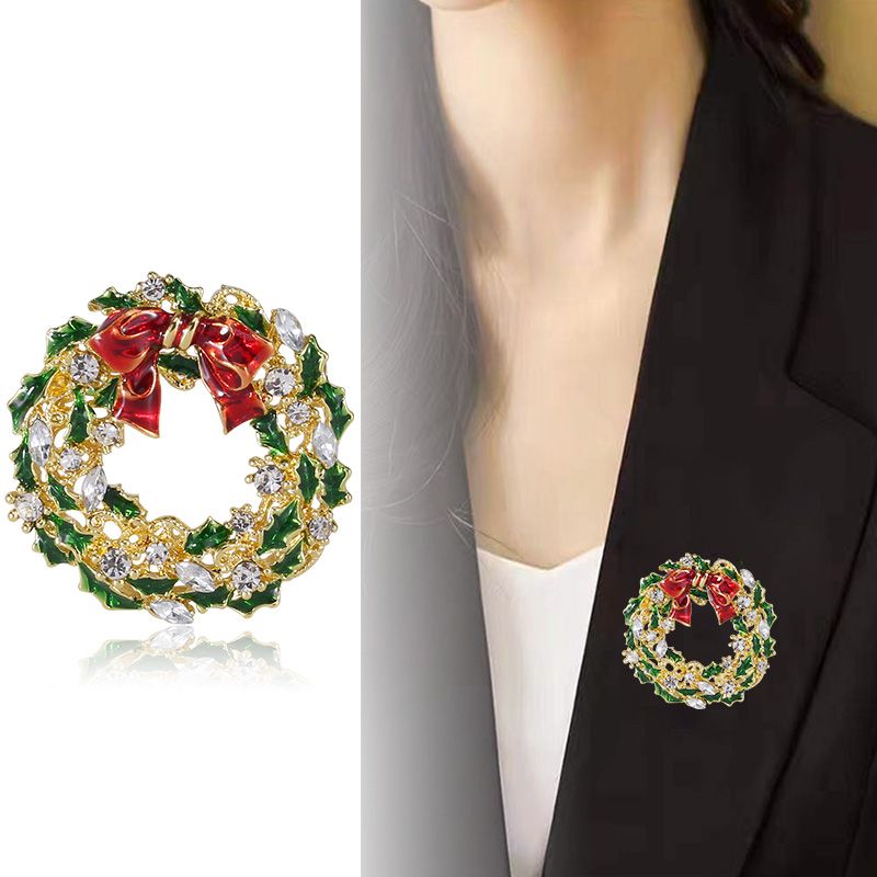 Factory direct sales of popular European and American water diamond Christmas wreaths, brooches, simple and fashionable clothes and accessories details Picture