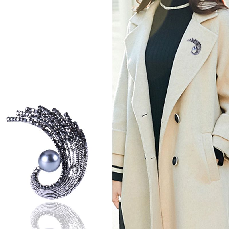 Factory direct sales, popular in foreign trade, high-end new brooches paired with feather, luxurious European and American crystal pins, pearl coats, corsages, and gifts for mothers