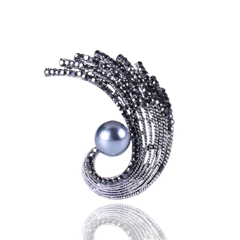 Factory direct sales, popular in foreign trade, high-end new brooches paired with feather, luxurious European and American crystal pins, pearl coats, corsages, and gifts for mothers Item Picture