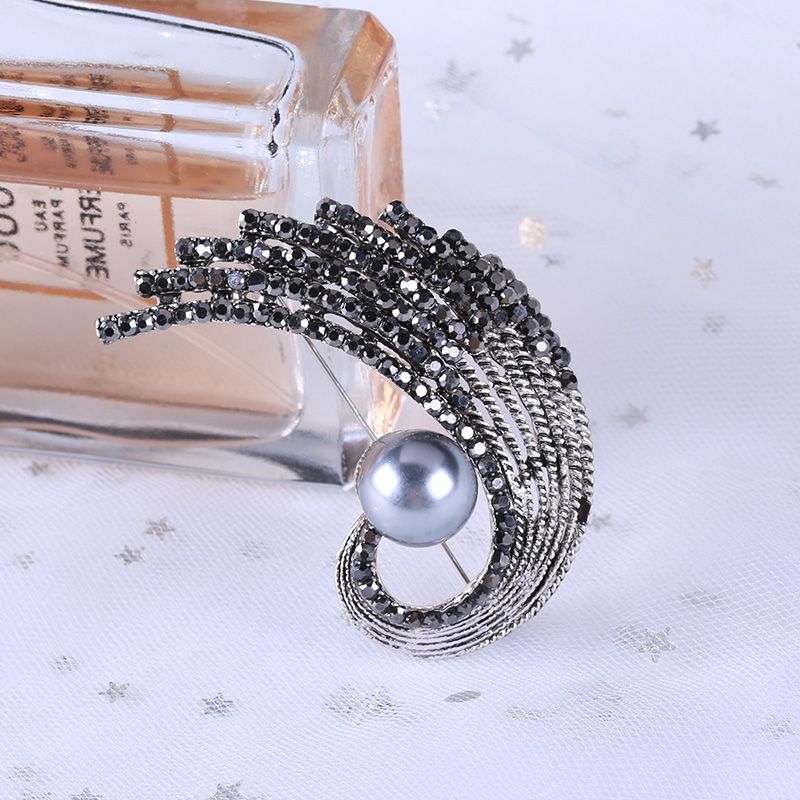 Factory direct sales, popular in foreign trade, high-end new brooches paired with feather, luxurious European and American crystal pins, pearl coats, corsages, and gifts for mothers details Picture