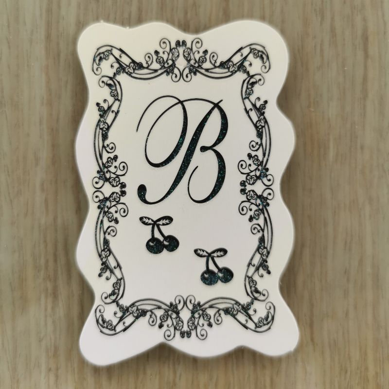 Black line, white background, wavy tag for clothing and accessories Specification image