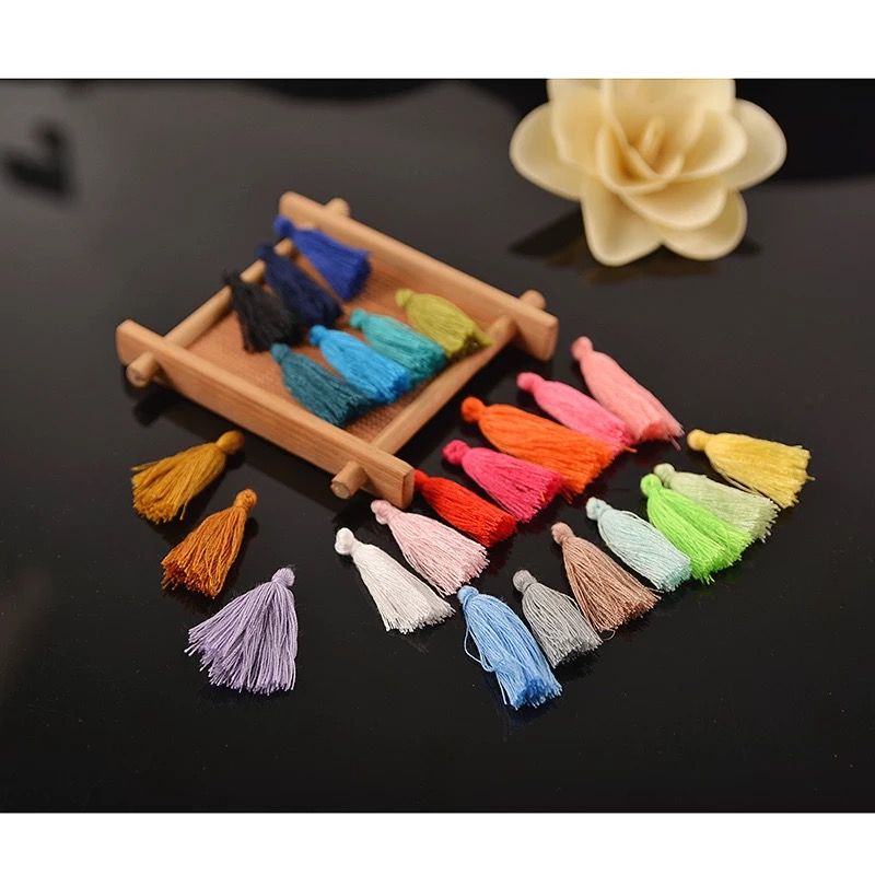Jewelry accessories, clothing accessories, tassels and tassels.