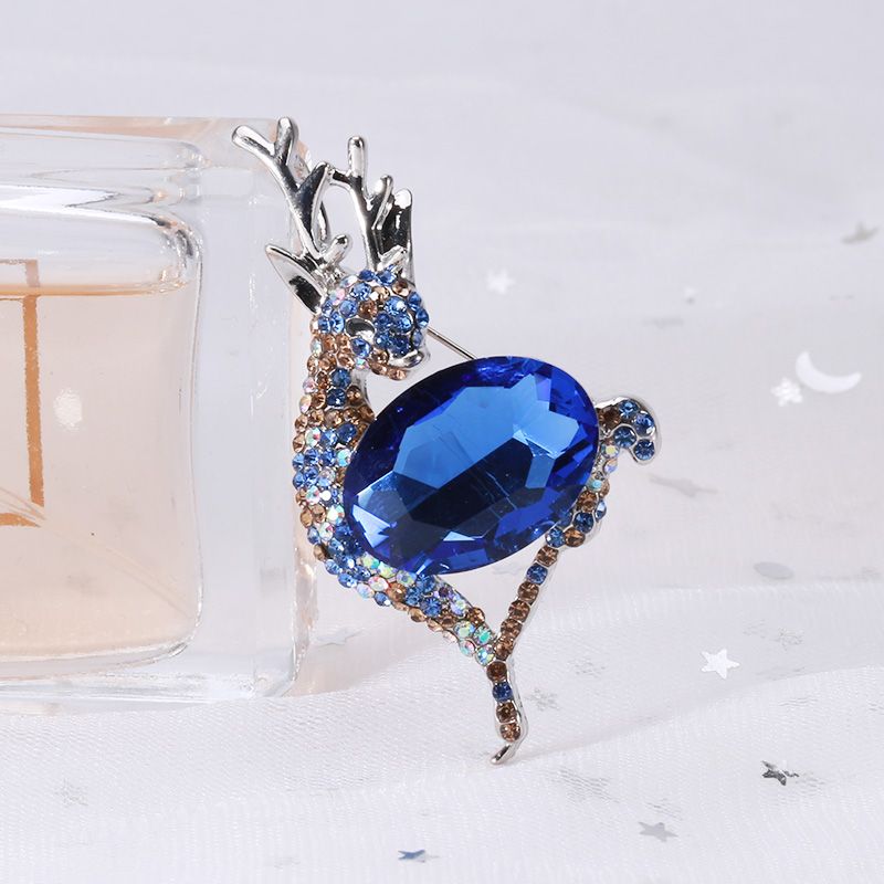 Factory direct sales, popular foreign trade water diamond deer brooch, simple, elegant and fashionable clothing accessories details Picture