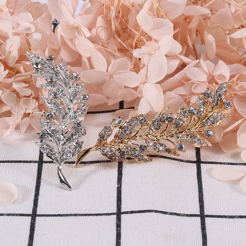 Factory direct sales, popular export water diamond leaf brooches, simple and versatile clothing accessories details Picture