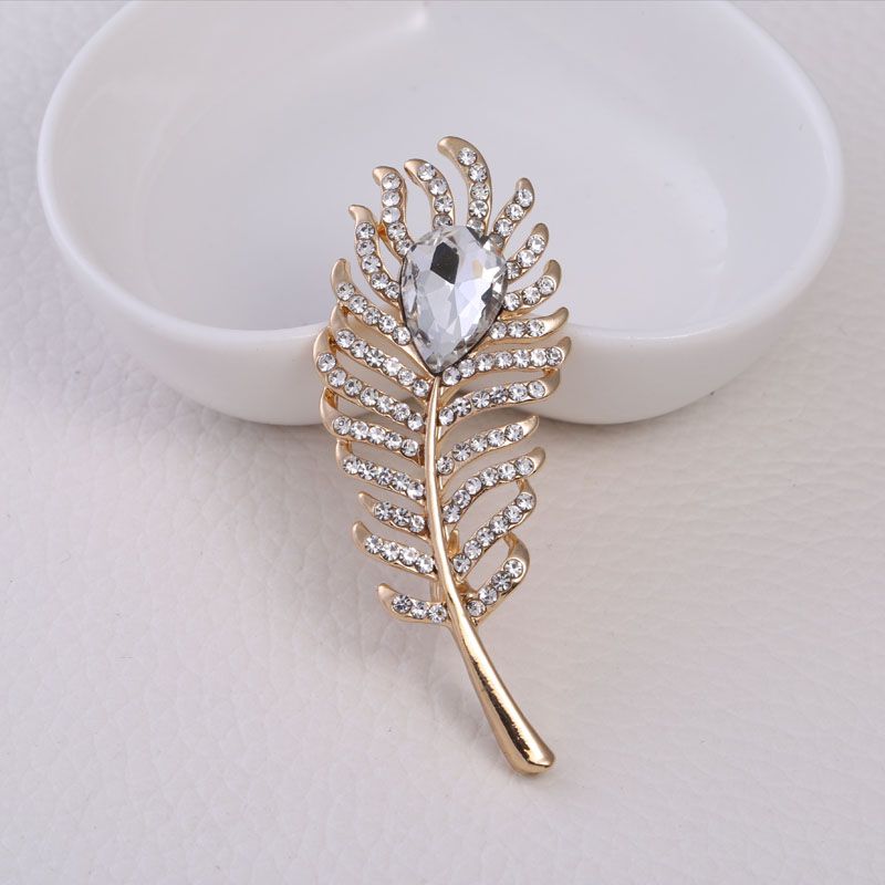 Factory direct sales, best-selling water diamond feather brooches, fashionable and simple clothing accessories for foreign trade Application Scenario