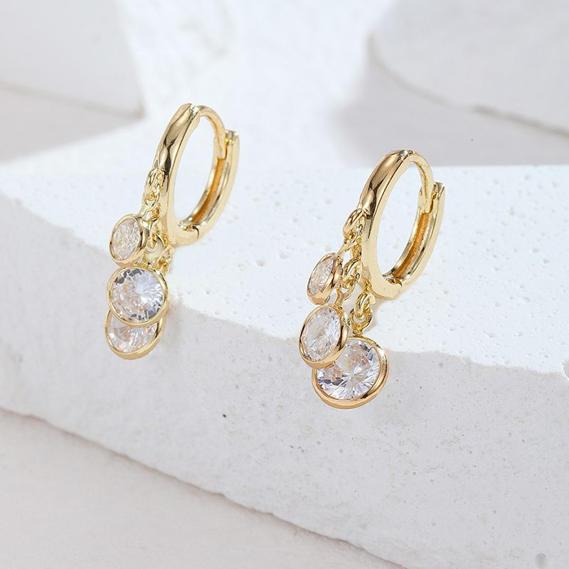 Korean-style fashionable zircon heart-shaped earrings for women with a niche design and a light luxury feel, the same type of earrings as those in Douyin's live-streaming influencers