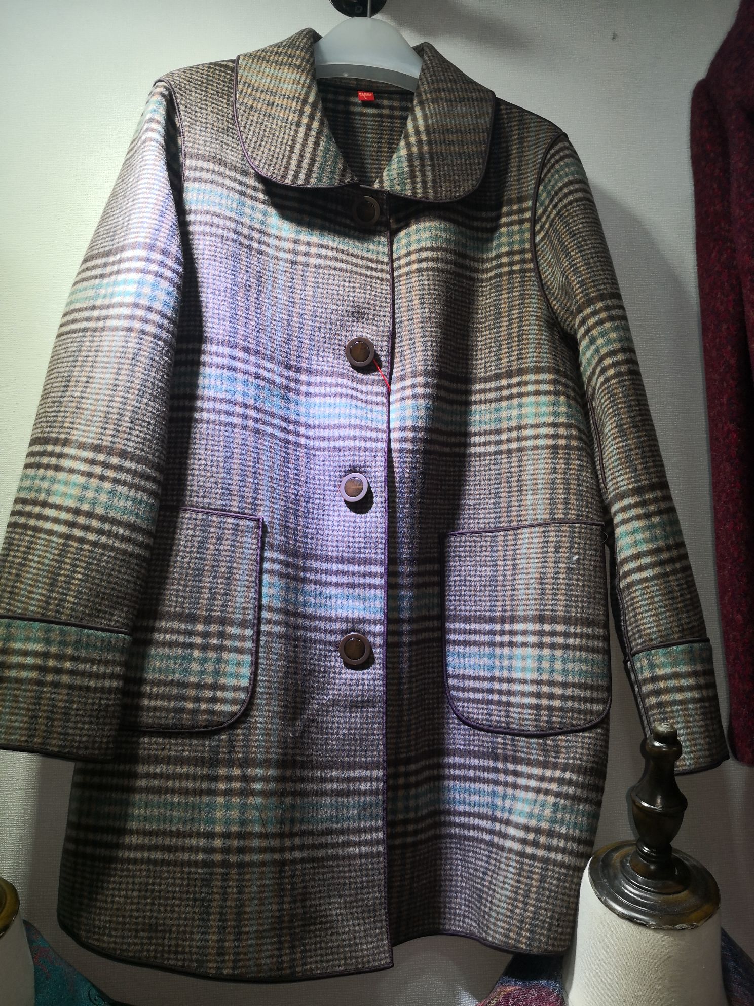 Autumn And Winter New Middle-Aged And Elderly Warm Fashion Atmosphere Uniform Size Embroidered Lapel Coat 6 details Picture