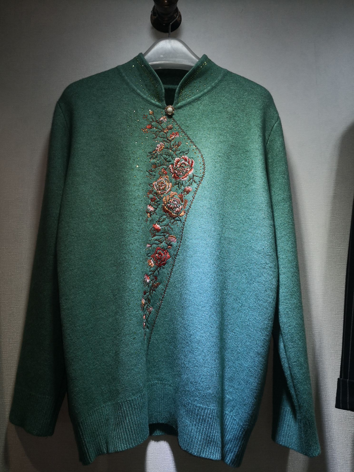 Autumn And Winter New Middle-Aged And Elderly Warm Fashion Atmosphere Uniform Size Embroidered Lapel Coat 8 details Picture
