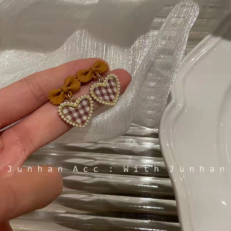 Heart-shaped checkered earrings