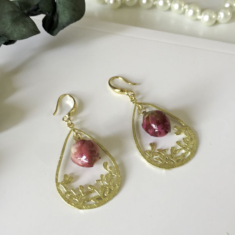 The golden hollowed-out carved rose earrings are adorned with retro and exquisite rose buds, exuding an elegant and courtly charm