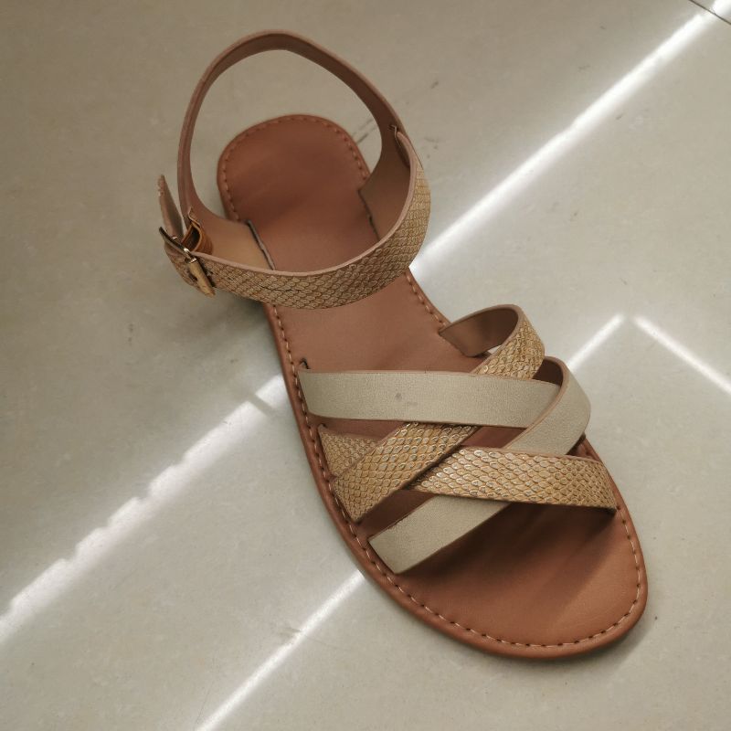 هذا النوع الجديد من الأحذية هو عبارة عن صنادل فاتحة Specification image