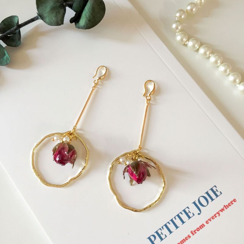 Minimalist metal stud earrings in stock, irregular round picture frame, rose bud, flower leaf and pearl embellishments, long earrings Application Scenario