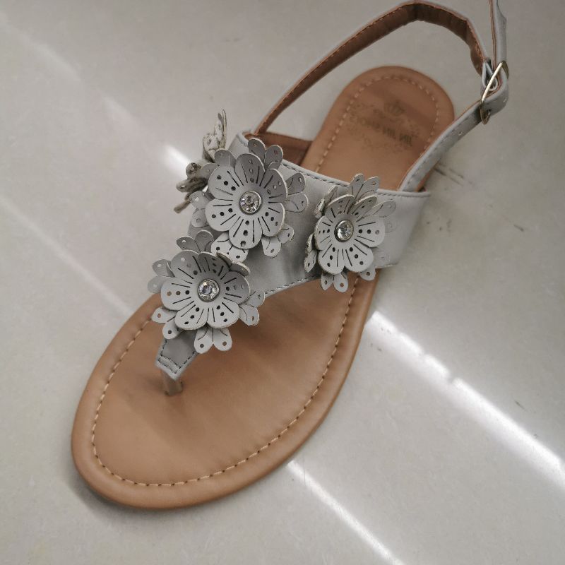 هذا النوع الجديد من الأحذية هو عبارة عن صنادل فاتحة Specification image