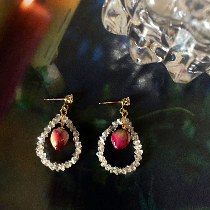 Elegant crystal-framed stud earrings, sparkling zircon crystal paired with rose bud, fashionable and elegant lady's earrings Application Scenario