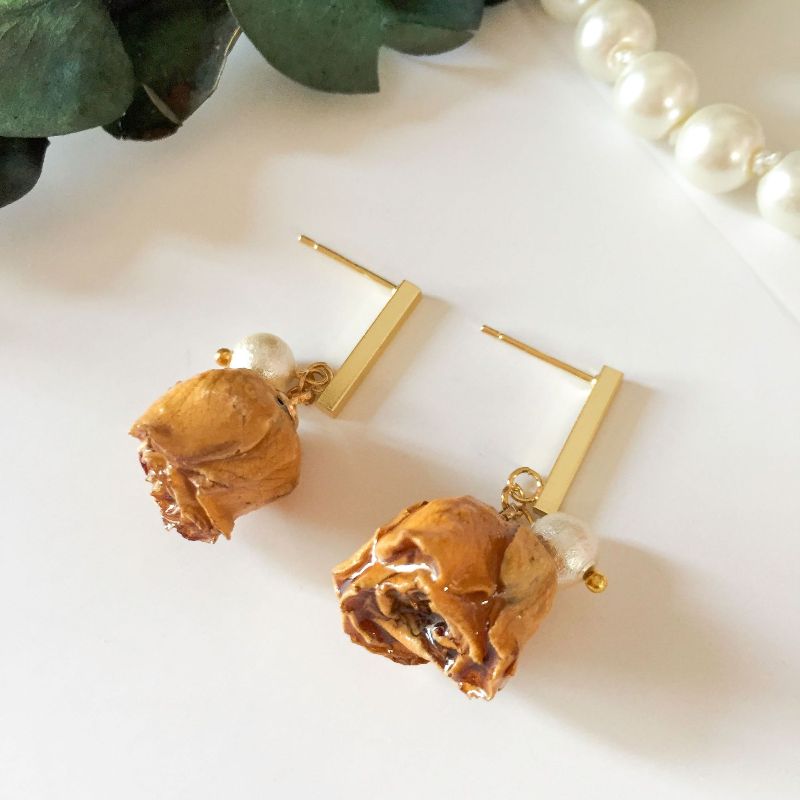 Simple metal pearl stud earrings with retro yellow rose flower decoration, elegant and modern style women's fashion earrings