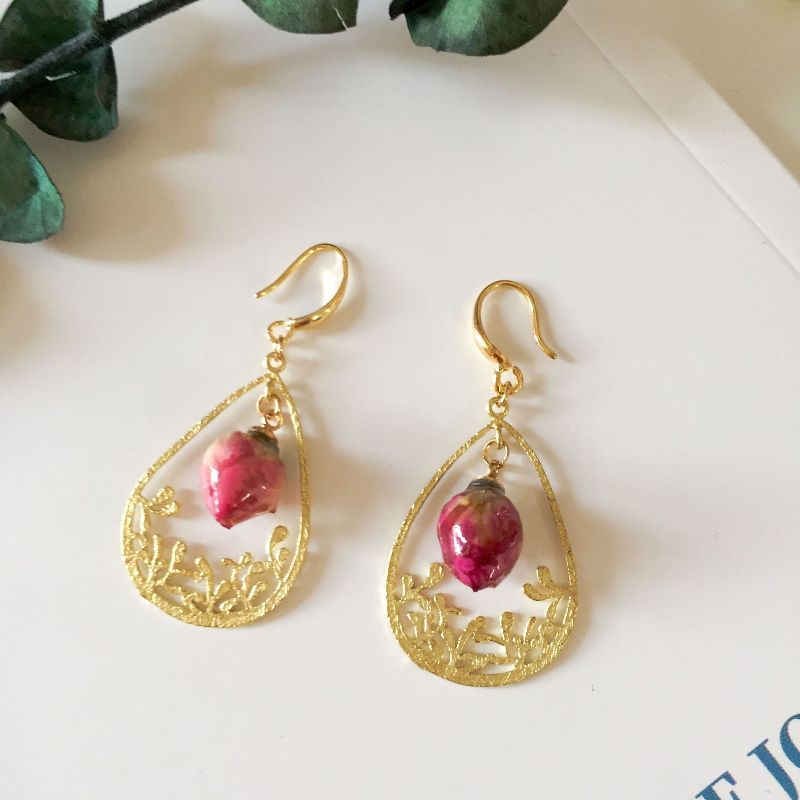 The golden hollowed-out carved rose earrings are adorned with retro and exquisite rose buds, exuding an elegant and courtly charm Application Scenario