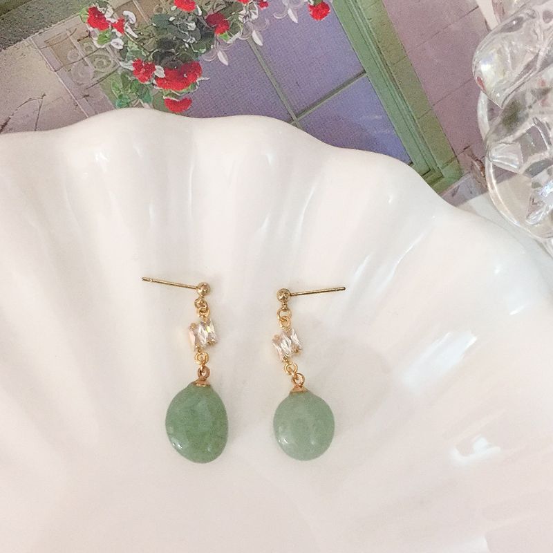 Zircon green stone stud earrings, warm jade-colored small stones paired with elegant zircon earrings and exquisite earrings