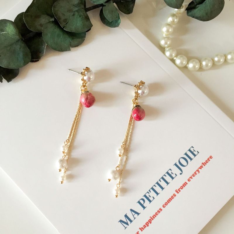 Fashionable pearl tassel earrings with rose buds as embellishments and metal tassel pearl decorative stud earrings Application Scenario