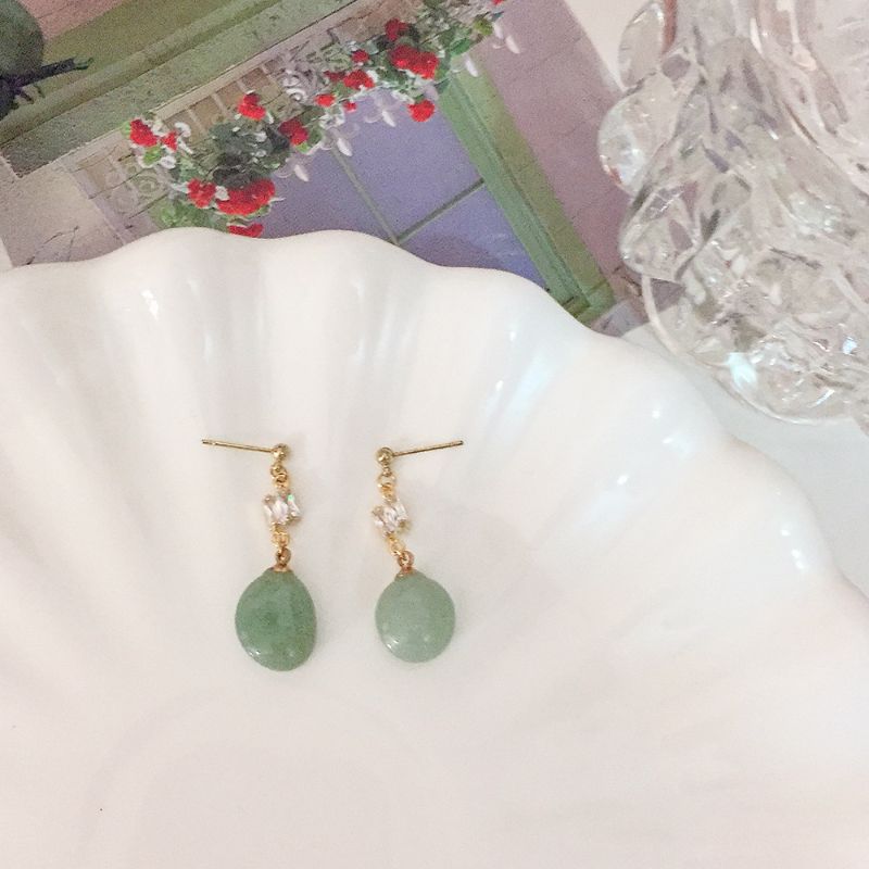 Zircon green stone stud earrings, warm jade-colored small stones paired with elegant zircon earrings and exquisite earrings Application Scenario