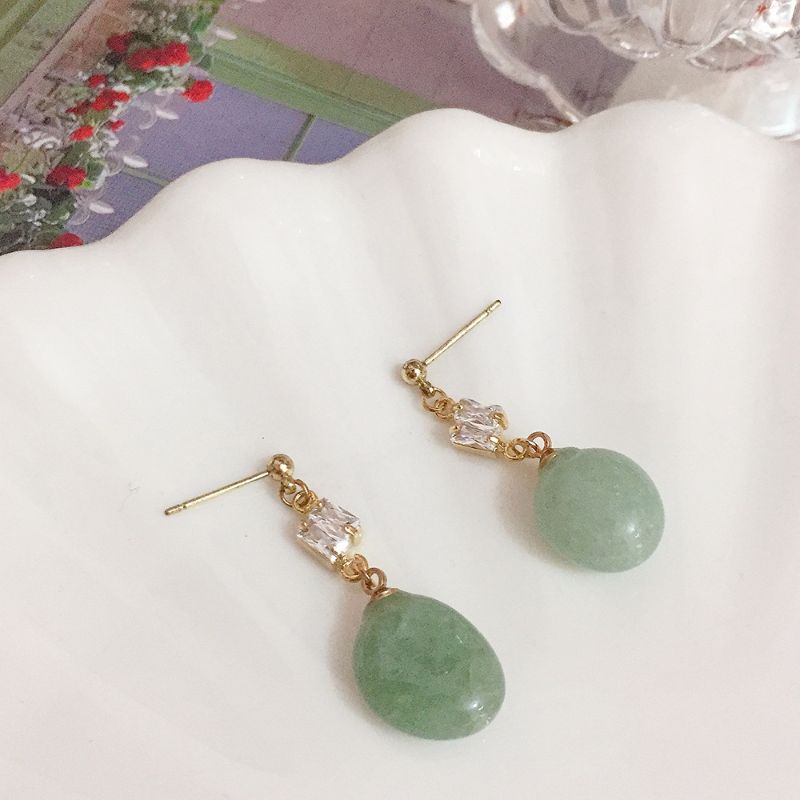 Zircon green stone stud earrings, warm jade-colored small stones paired with elegant zircon earrings and exquisite earrings details Picture