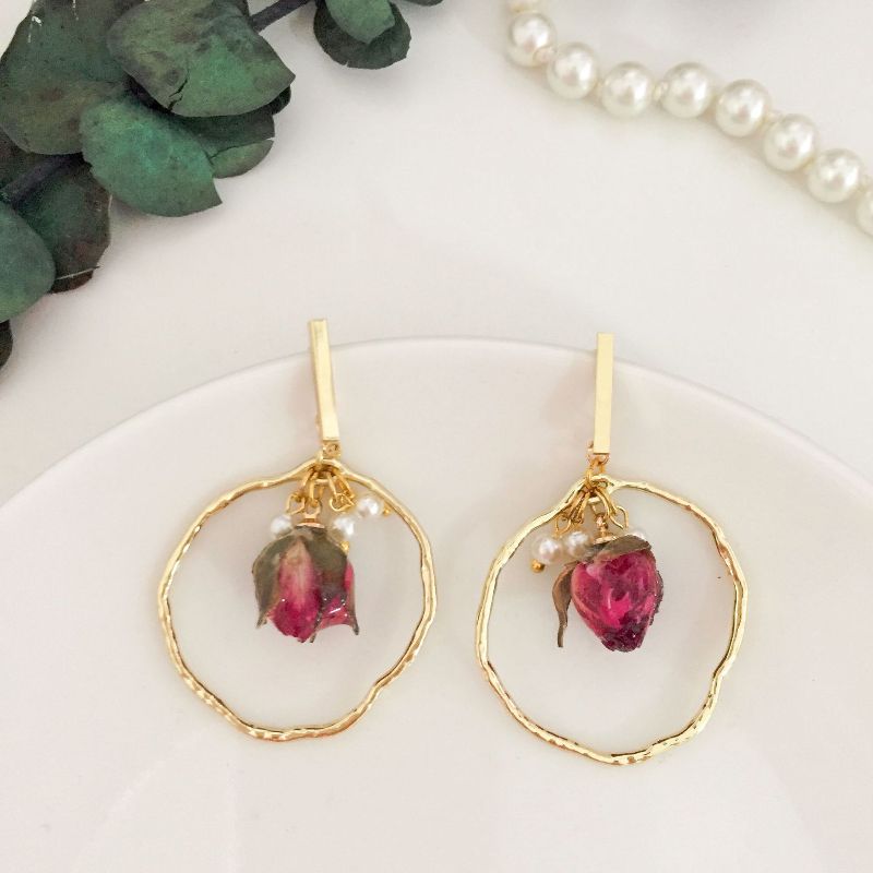 New minimalist metal stud earrings with irregular circular picture frames, rose buds, flower leaves and pearl accents, short earrings Specification image