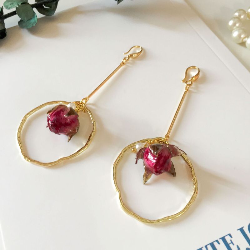 Minimalist metal stud earrings in stock, irregular round picture frame, rose bud, flower leaf and pearl embellishments, long earrings Specification image