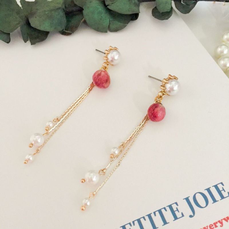 Fashionable pearl tassel earrings with rose buds as embellishments and metal tassel pearl decorative stud earrings Item Picture
