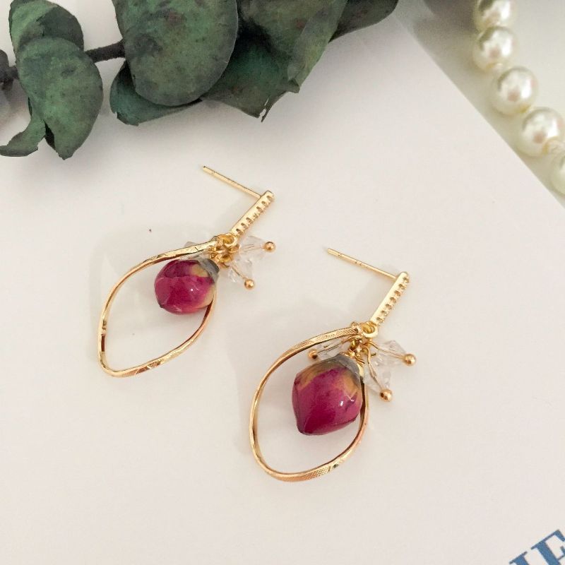Fashionable zircon crystal stud earrings with a metal geometric frame and rose bud earrings inside shine with exquisite earrings Application Scenario