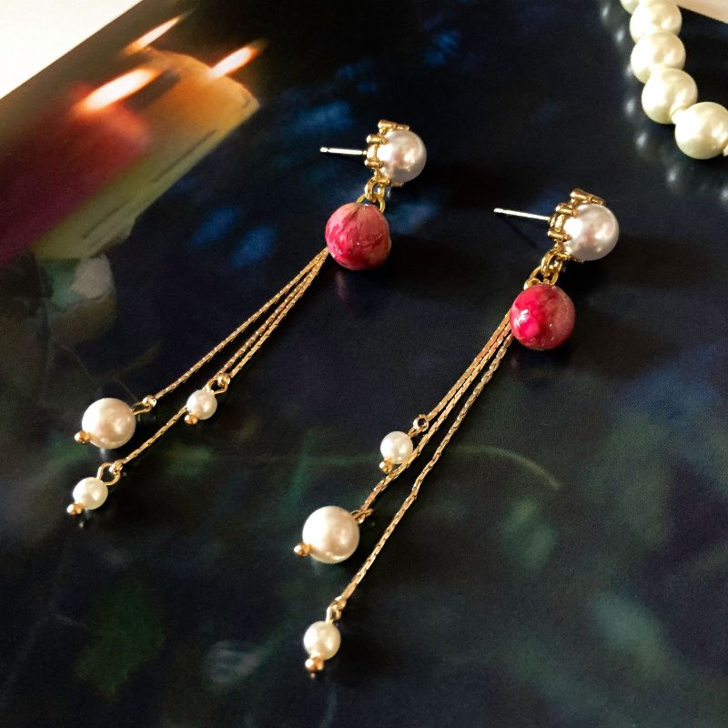 Fashionable pearl tassel earrings with rose buds as embellishments and metal tassel pearl decorative stud earrings details Picture
