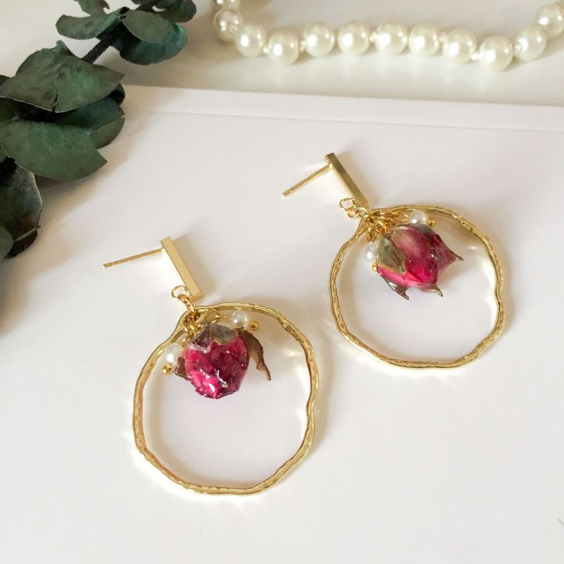 New minimalist metal stud earrings with irregular circular picture frames, rose buds, flower leaves and pearl accents, short earrings