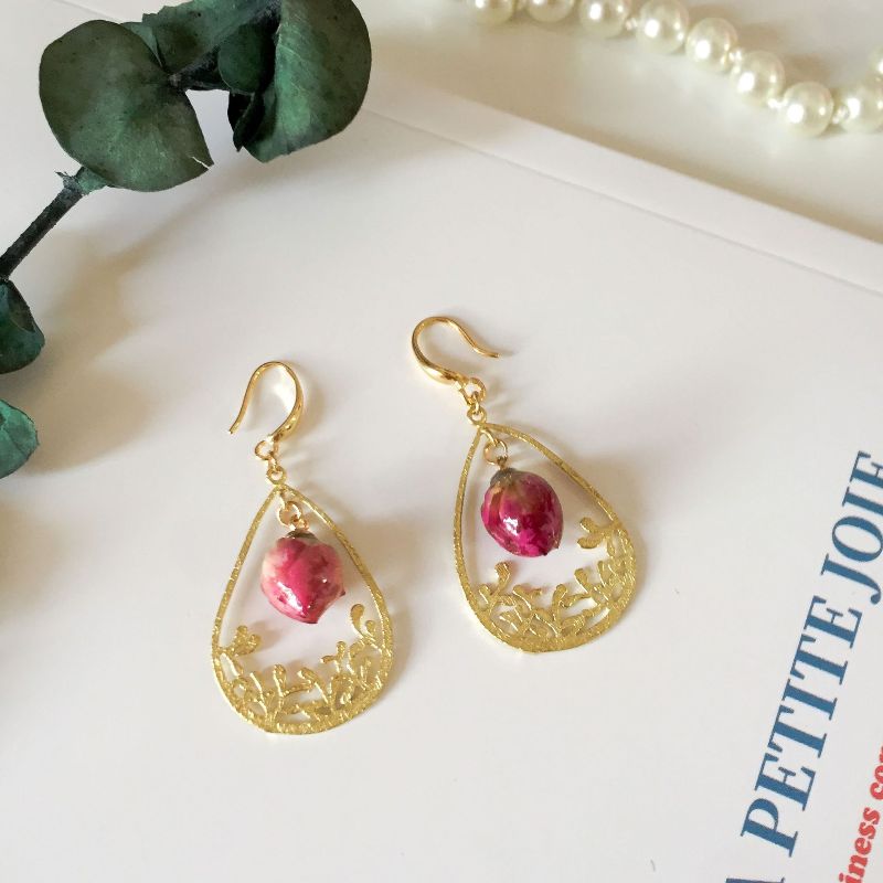 The golden hollowed-out carved rose earrings are adorned with retro and exquisite rose buds, exuding an elegant and courtly charm Specification image