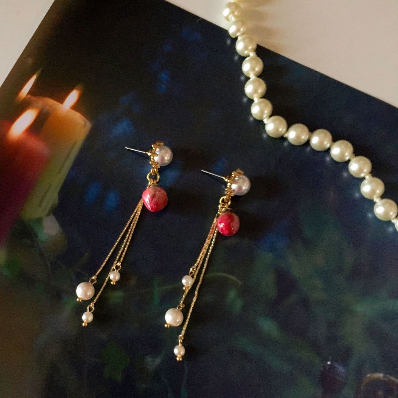 Fashionable pearl tassel earrings with rose buds as embellishments and metal tassel pearl decorative stud earrings Specification image