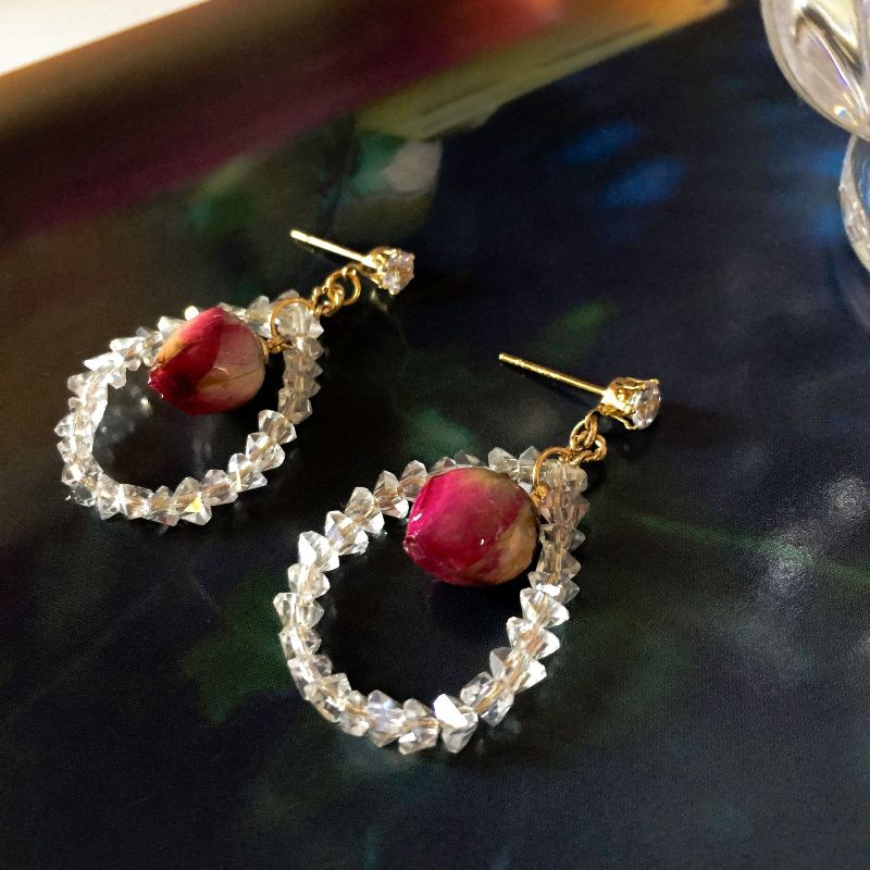 Elegant crystal-framed stud earrings, sparkling zircon crystal paired with rose bud, fashionable and elegant lady's earrings