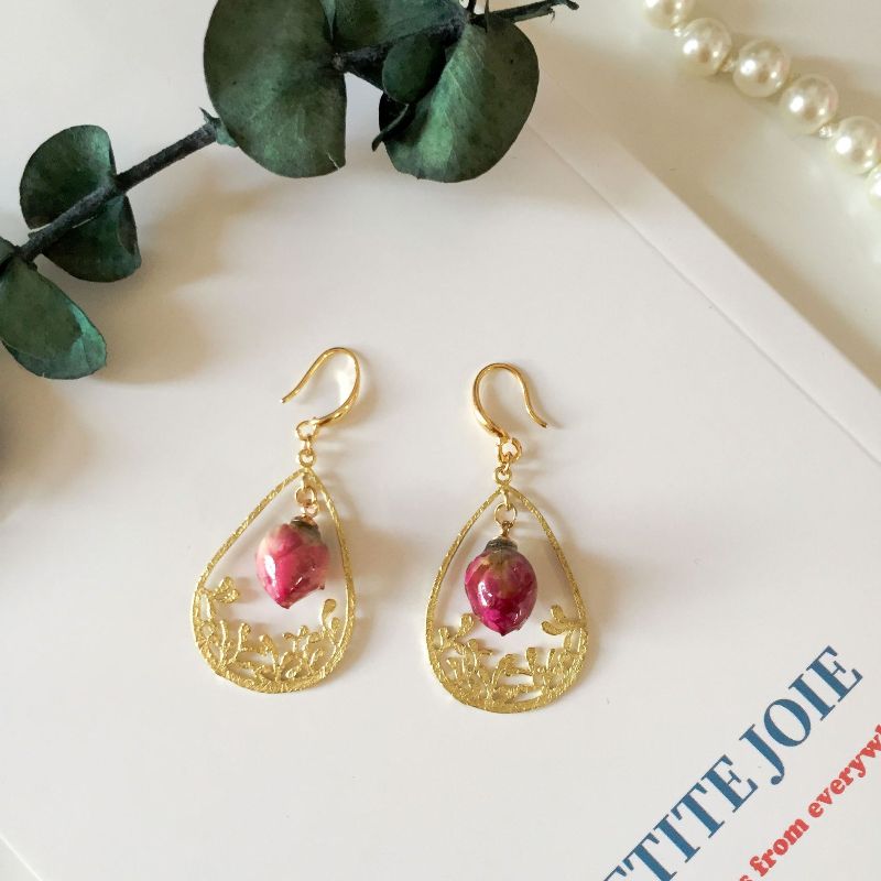The golden hollowed-out carved rose earrings are adorned with retro and exquisite rose buds, exuding an elegant and courtly charm details Picture