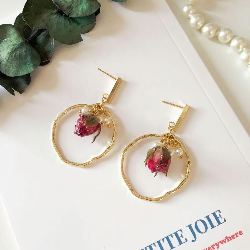 New minimalist metal stud earrings with irregular circular picture frames, rose buds, flower leaves and pearl accents, short earrings details Picture