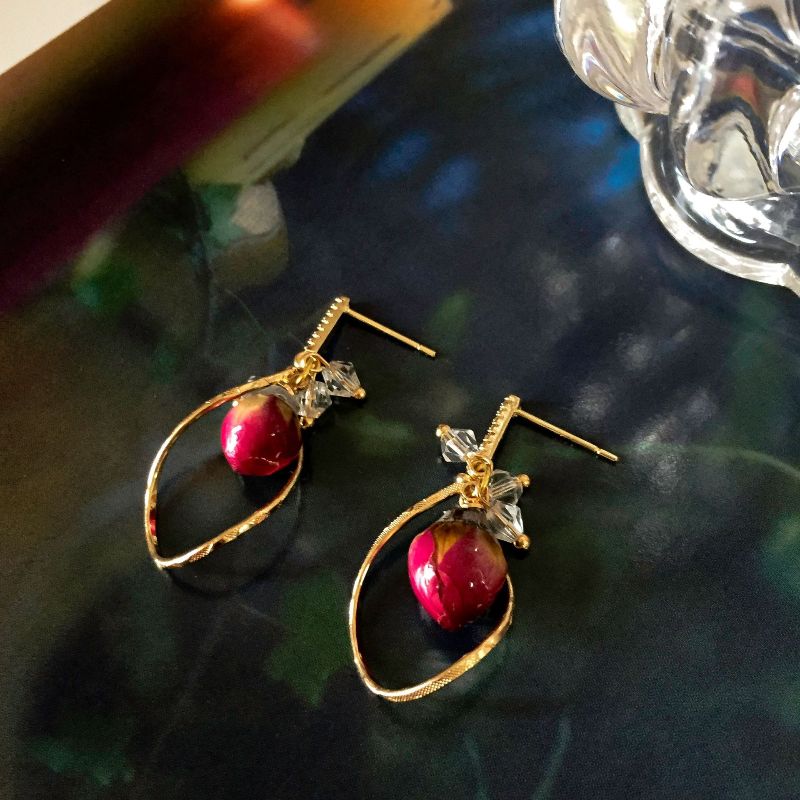 Fashionable zircon crystal stud earrings with a metal geometric frame and rose bud earrings inside shine with exquisite earrings