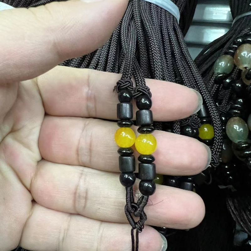 Colgante de ámbar de cera de miel tejido a mano 8 centimas imitación de cera de miel con cuentas amarillas de sándalo con hebilla abierta suéter cordón largo cordón collar Application Scenario