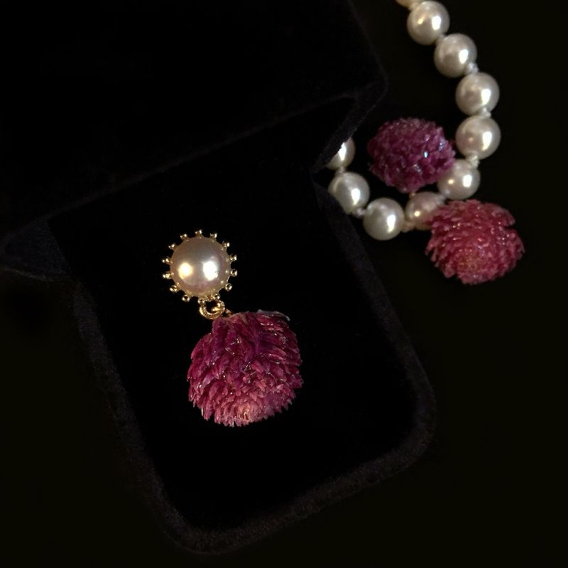 Cross-border French retro pearl stud earrings, cute purple berry flower earrings, European and American creative sweet floral girl earrings Application Scenario