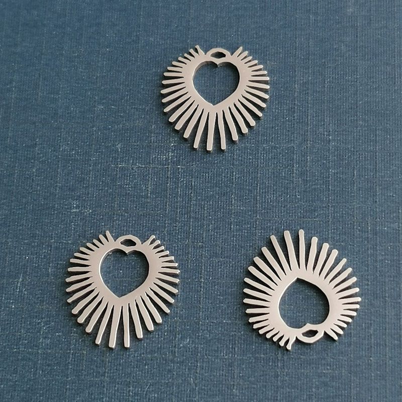 2021 new round face slimming simple stainless steel pendant Europe and the United States fashion temperament sun flower titanium steel woman thumbnail
