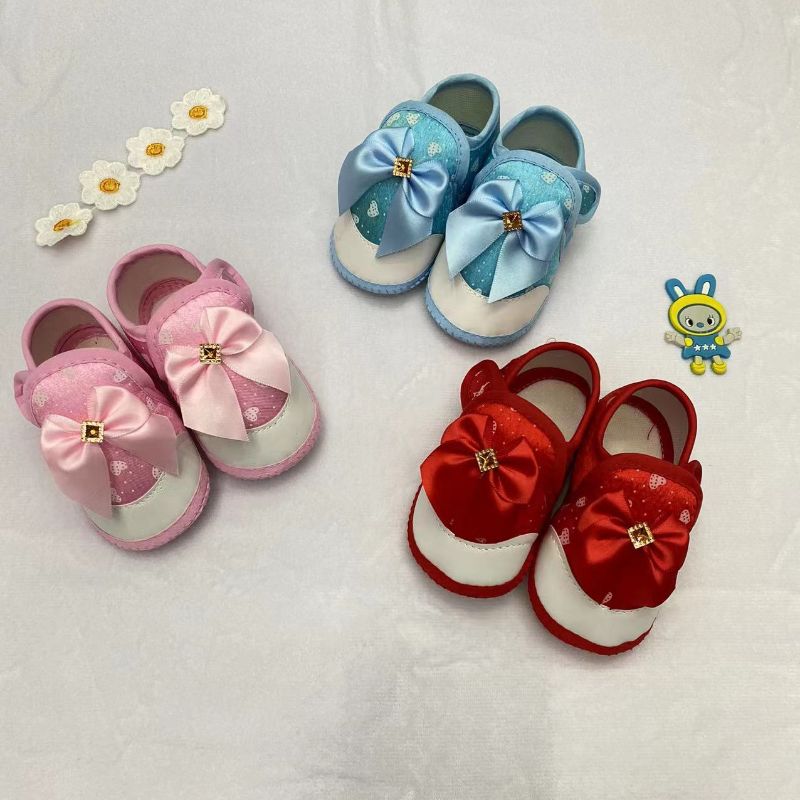 Baby shoes with Velcro that doesn't come off, anti-slip soft soles, and cute baby shoes for walking
