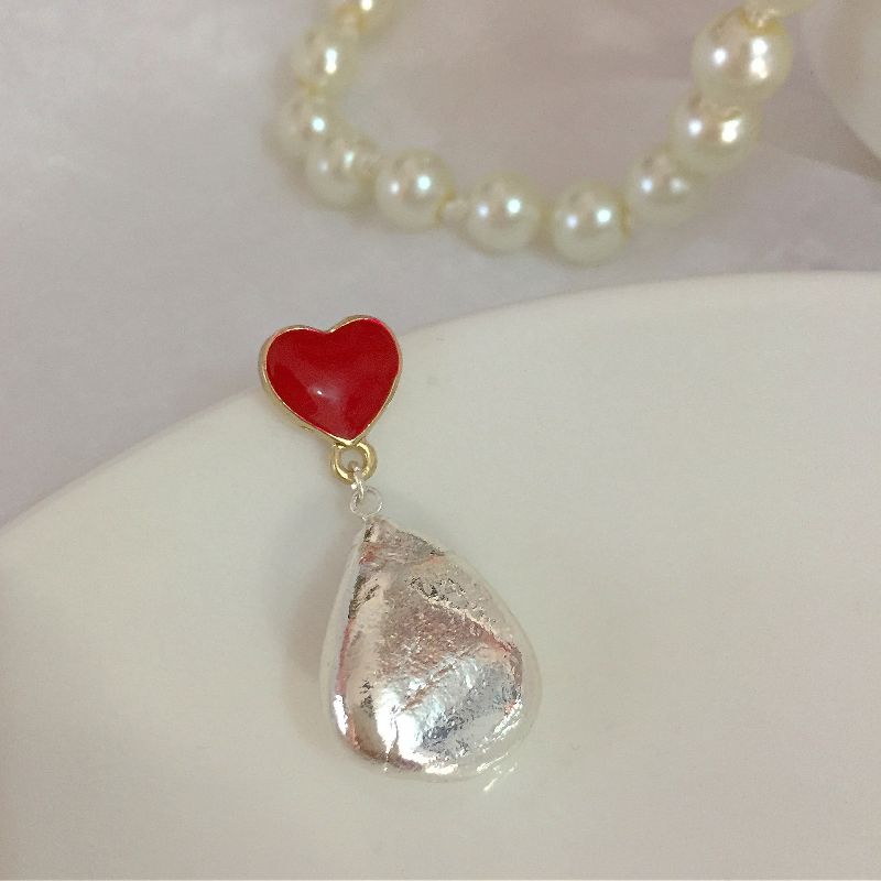 Creative earrings: Red heart-shaped earrings, silver stream stone earrings, cute and retro dress accessory earrings for ladies Application Scenario