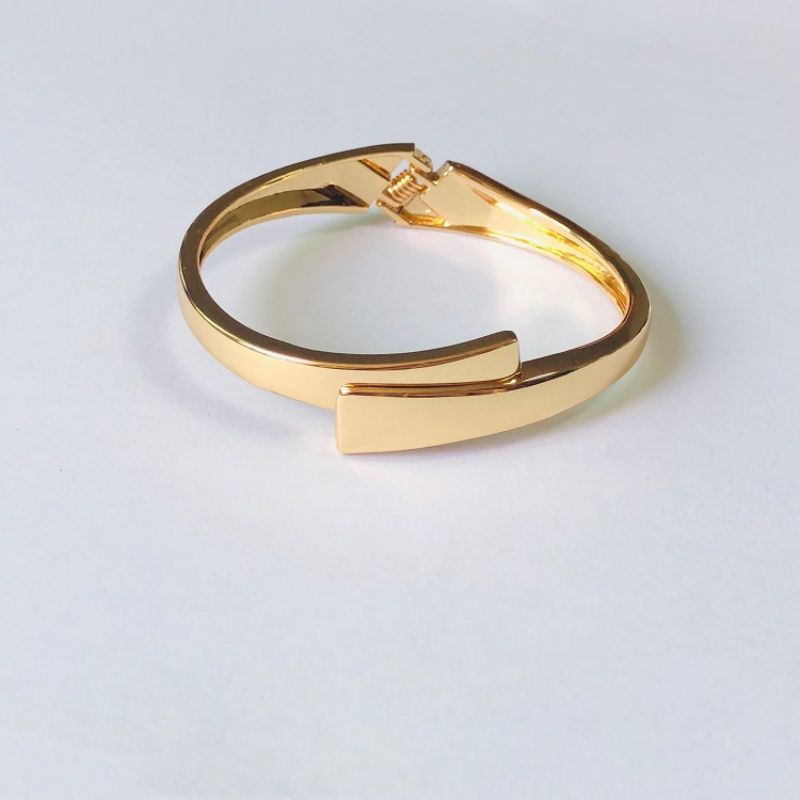 锌合金电镀手镯，欧美流行、时尚、简约大气、个性百搭潮流款，远销日韩、东南亚及欧美各国。