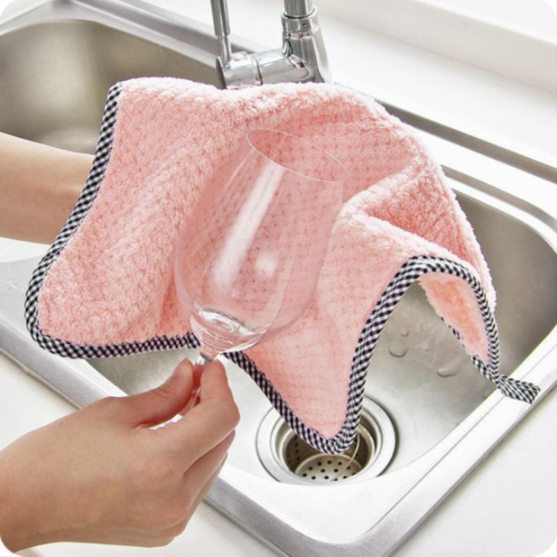 The hanging teak edge does not stick to oil or shed fibers. It is a water-absorbing dishcloth, a kitchen scouring pad, and can be used to wipe tables and dishes Application Scenario