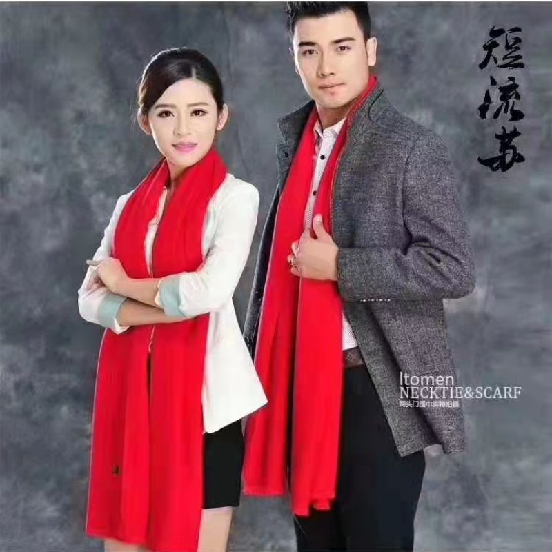 A new Korean-style checkered scarf for women, a retro and trendy autumn and winter outfit on Instagram. It's stylish and versatile with tassels