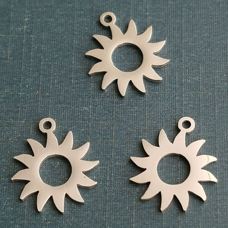 Titanium steel Sun pendant fully polished laser-cut stainless steel jewelry plated real gold Sun pendant