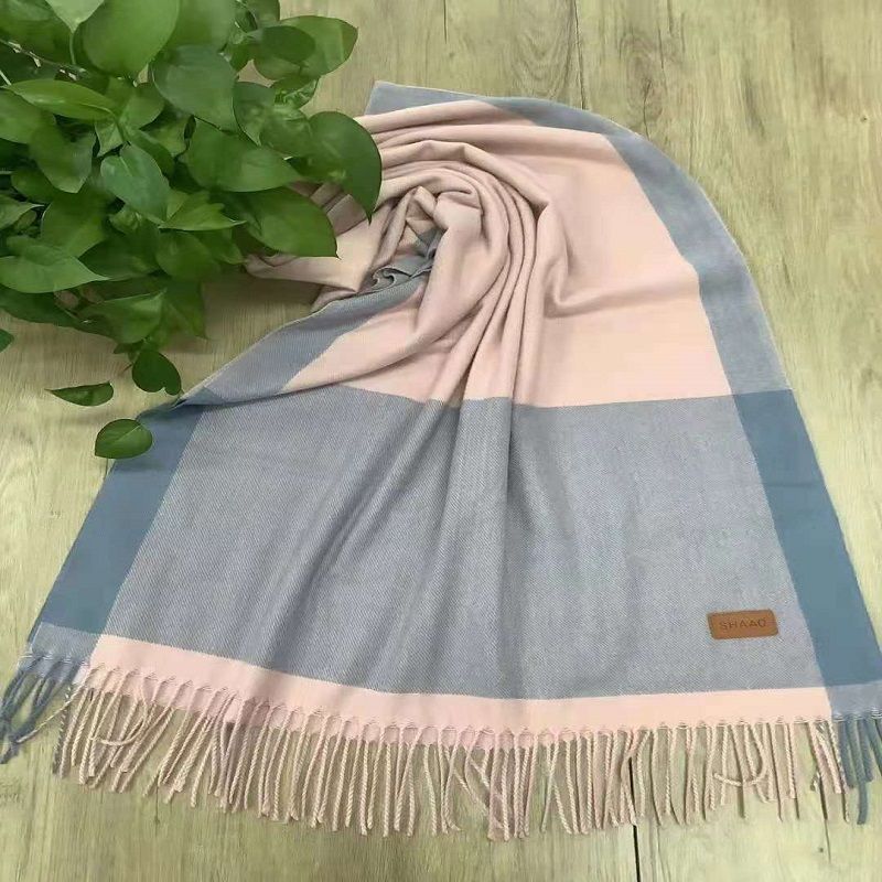 A new Korean-style scarf for women's autumn and winter, retro and trendy on Instagram. It's a stylish and versatile long scarf with tassels