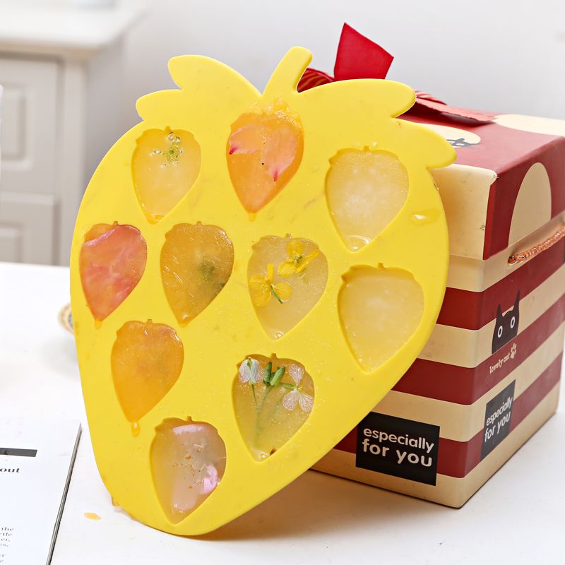 Creative new silicone strawberry ice cube tray mold, home DIY ice cube tray, food-grade silicone, easy to clean and easy to fall off Application Scenario