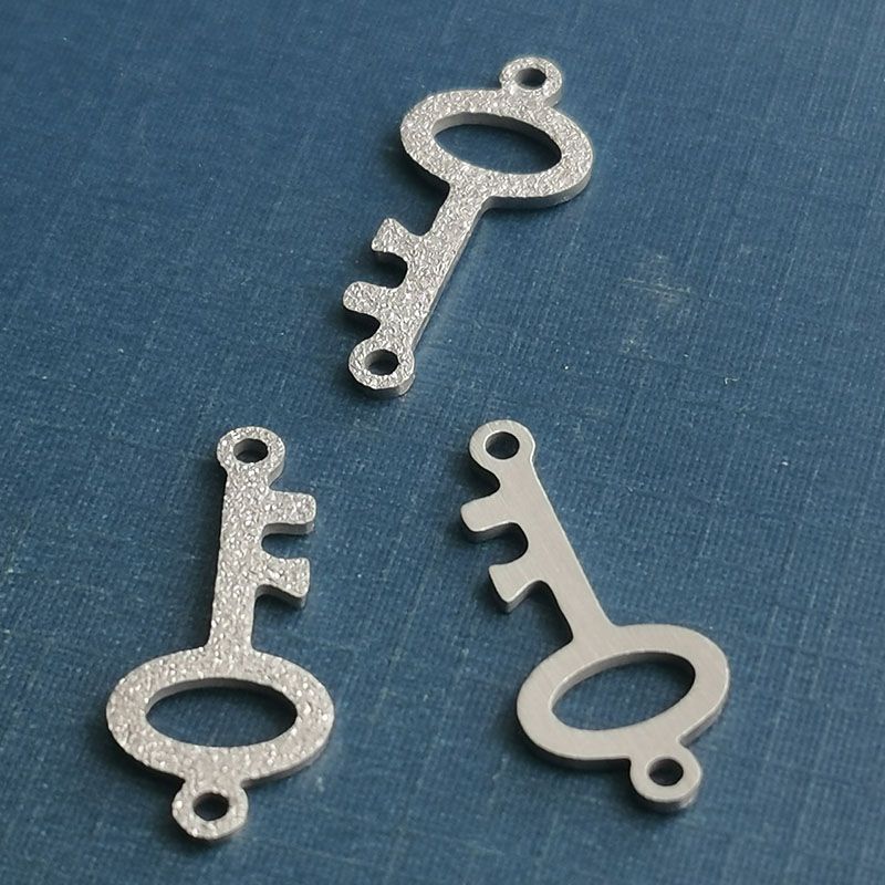 Factory wholesale of stainless steel key bracelets, pendants, necklaces and diy accessories in stock. Customized accessories can be provided based on samples or drawings