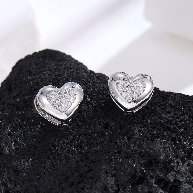 Japanese and Korean fashion and personality heart-shaped earrings, real gold electroplated white zircon stud earrings, women's fresh and delicate ear accessories