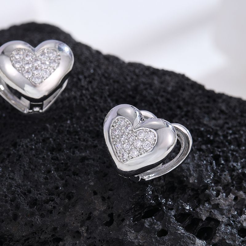 Moda japonesa y coreana personalidad corazón pendientes oro real plateado zirconita blanco pendientes para mujeres pequeño fresco orejeras accesorios Application Scenario